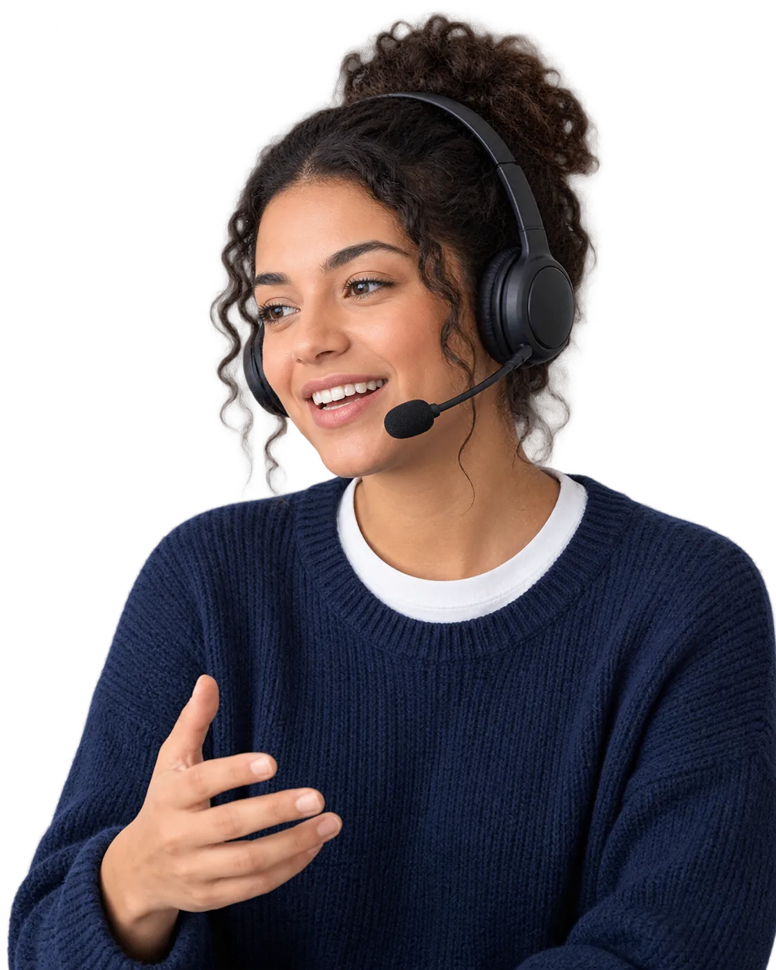 Aluna de fone de ouvido, sorrindo enquanto fala numa aula de idioma online.